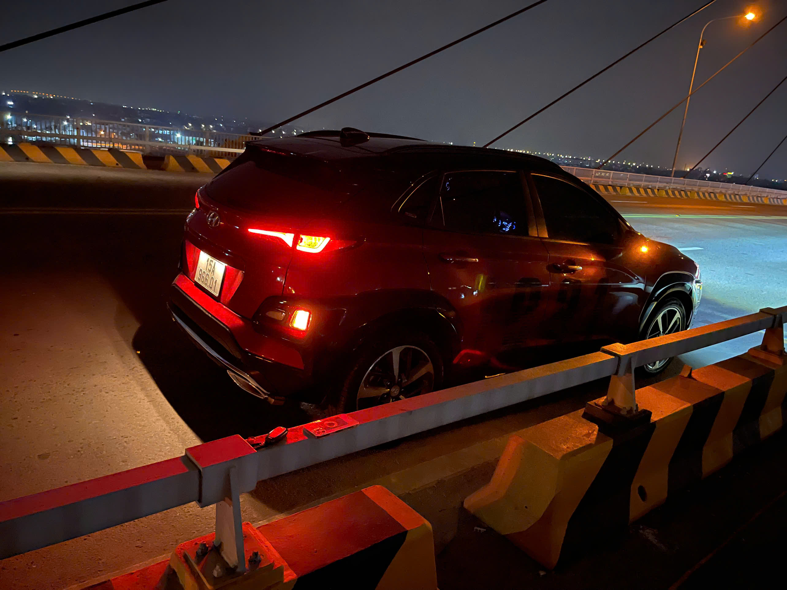 Lực lượng Cảnh sát PCCC và CNCH khẩn trương triển khai tìm kiếm người nghi nhảy cầu Bính